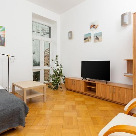 Downtown Studio Apartment By The Park By Noclegi Renters Varšava Exteriér fotografie